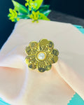 Stamen Pearl Daisy Ring