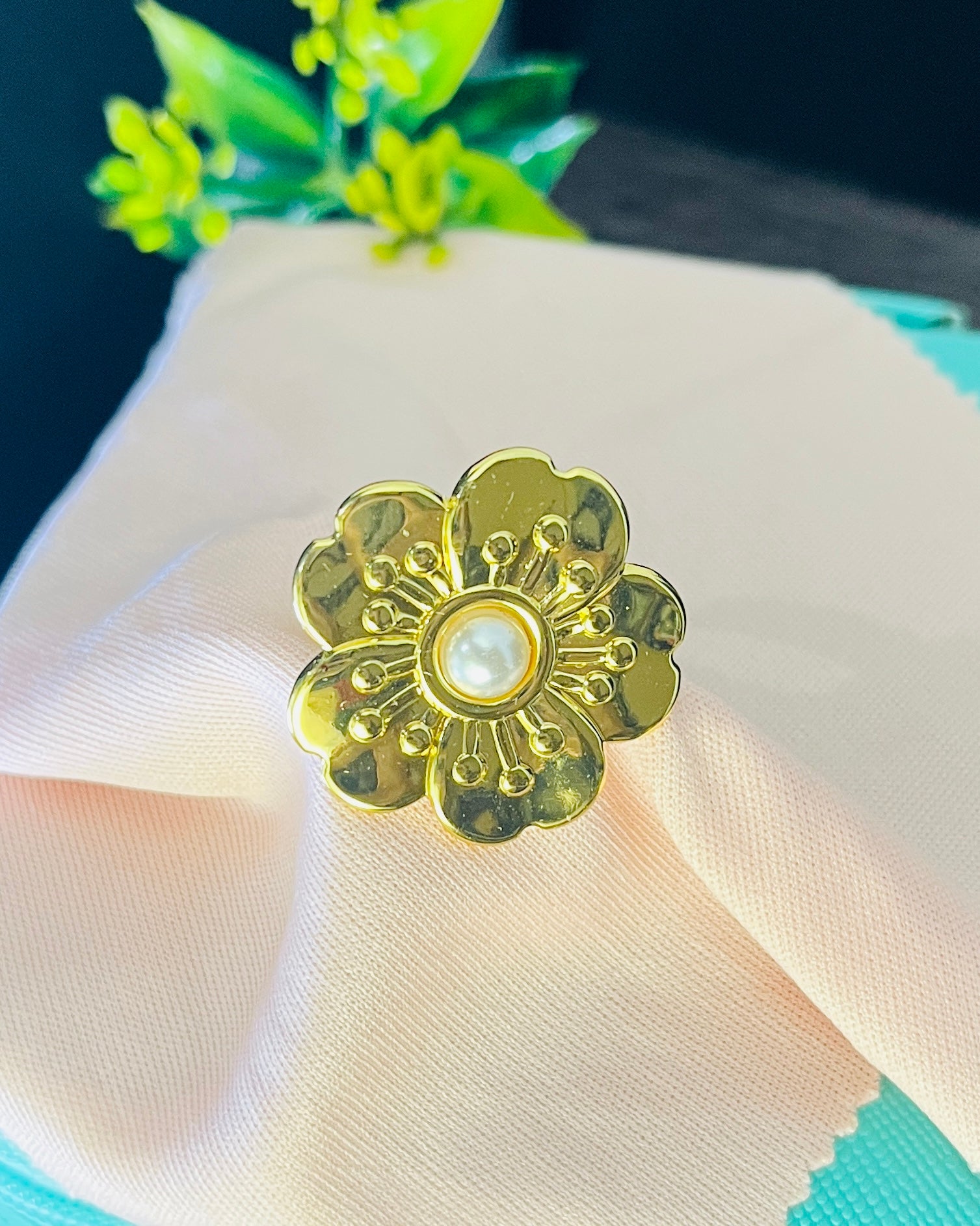 Stamen Pearl Daisy Ring