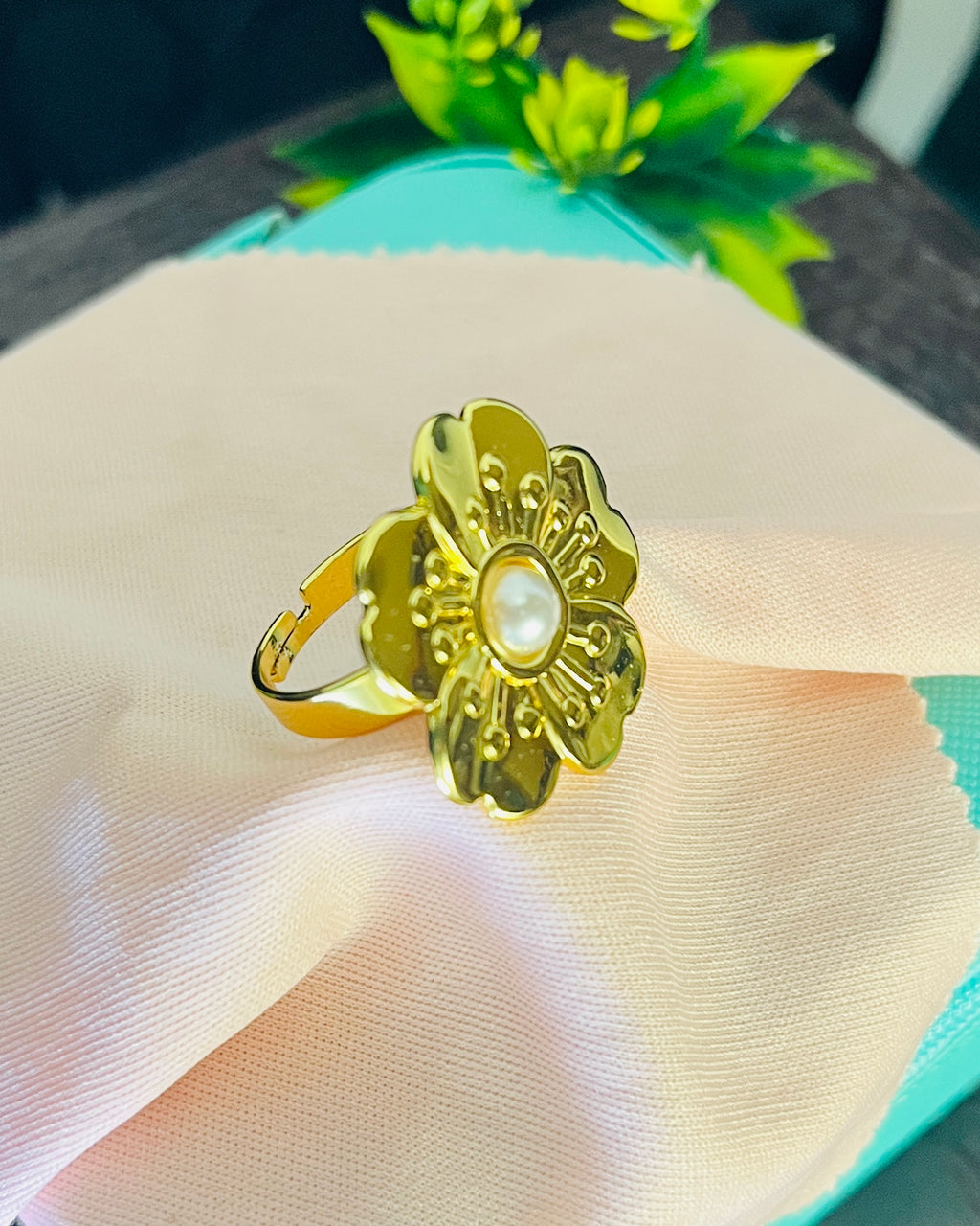 Stamen Pearl Daisy Ring